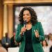 Frase de Oprah Winfrey no dia: "Você fica para onde aponta sua atenção. Se quer melhorar sua vida, mude para onde aponta sua atenção." Uma reflexão sobre foco e transformação em tempos de distração