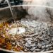 O método com água quente e sal que remove gordura queimada do fogão em 2 minutos