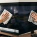 Limpar a tela da TV com pano seco ou levemente umedecido em álcool isopropílico: veja a diferença e qual é o jeito certo de não manchar o display, segundo técnicos