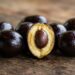 A fruta da mata que tem cor roxa brilhante e sabor de azeite de oliva suave e que poucos brasileiros conhecem