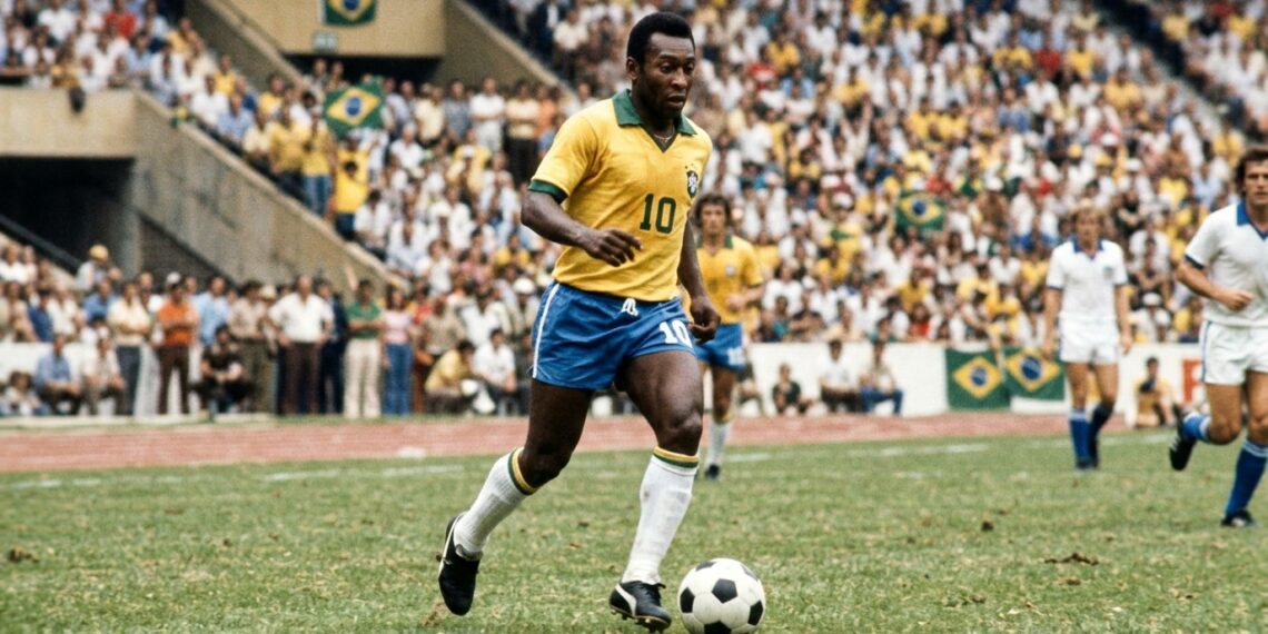 Frase do dia de Pelé, dedicado e imortal: "A vitória é fruto do trabalho constante, sem atalhos, sem desistências." – Essa declaração revela como a persistência diária constrói legados e por que os grandes feitos não são resultado de momentos isolados, mas de compromisso renovado a cada dia.