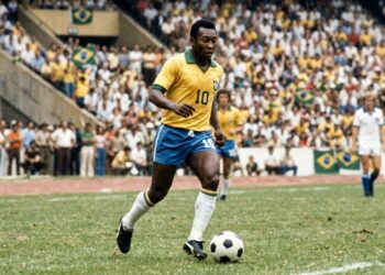 Frase do dia de Pelé, dedicado e imortal: "A vitória é fruto do trabalho constante, sem atalhos, sem desistências." – Essa declaração revela como a persistência diária constrói legados e por que os grandes feitos não são resultado de momentos isolados, mas de compromisso renovado a cada dia.