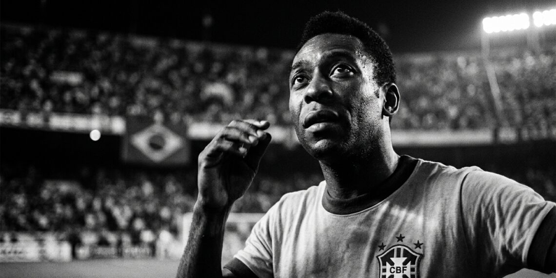 Frase do dia de Pelé, futebolista lendário brasileiro: "O sucesso é nada sem dedicação"