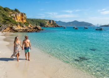 Contraste de rochas, areia e um mar de cor inesquecível: o vilarejo que preserva a visibilidade que atraiu exploradores há cinco séculos
