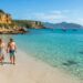 Contraste de rochas, areia e um mar de cor inesquecível: o vilarejo que preserva a visibilidade que atraiu exploradores há cinco séculos