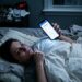 Ansiedade financeira que não te deixa dormir: quando o medo do desemprego invade sua cama