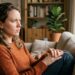 Roer unhas enquanto estressado nem sempre é hábito: a psicologia explica por que você recorre a isso inconscientemente