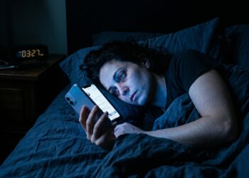 A psicologia explica o que significa você ficar acordado até tarde lendo redes sociais e o que isso revela sobre seu cérebro