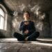Frase do dia da Psicologia: 'A ansiedade é seu sistema de proteção em excesso; a cura é ensiná-lo a descansar' - a reflexão inspirada na obra de Bessel van der Kolk sobre regulação do sistema nervoso