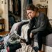A psicologia revela o que significa guardar roupas limpas na cama em vez de dobrar e o que cada hábito diz sobre você