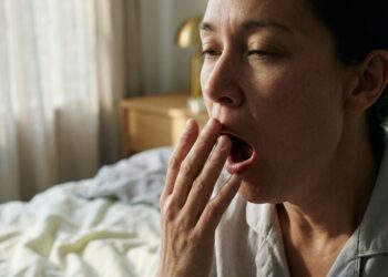 Por que bocejamos várias vezes seguidas: 4 explicações científicas e como reduzir a sonolência durante o dia