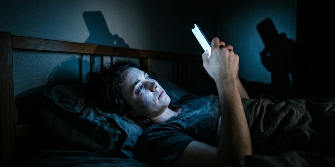 Celular na cama: cada hora extra de tela aumenta em 59% o risco de insônia, revela pesquisa