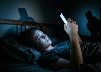 Celular na cama: cada hora extra de tela aumenta em 59% o risco de insônia, revela pesquisa