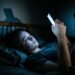 Celular na cama: cada hora extra de tela aumenta em 59% o risco de insônia, revela pesquisa