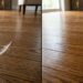 Elimine riscos superficiais no piso de madeira sem lixar ou gastar com verniz: o truque da castanha que libera óleos naturais para camuflar marcas e renovar o brilho do seu revestimento de forma instantânea