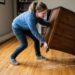 Como evitar arranhões no piso ao arrastar móveis: o jeito fácil de proteger a casa com materiais que você já tem