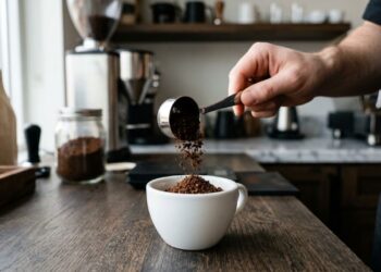 Colocar uma xícara pequena com três colheres de pó de café seco e fresco na geladeira: para que serve e por que você deve fazer isso no momento que acabar a energia para evitar mau cheiro