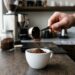 Colocar uma xícara pequena com três colheres de pó de café seco e fresco na geladeira: para que serve e por que você deve fazer isso no momento que acabar a energia para evitar mau cheiro