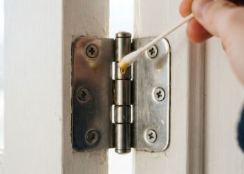 Como eliminar o barulho irritante de portas rangendo de vez usando um ingrediente simples da cozinha, segundo especialistas em manutenção