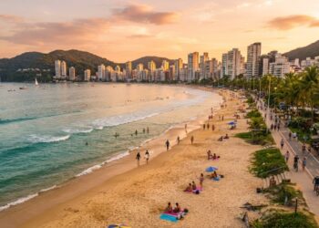 Mar azul e calçadão charmoso: a única praia do Brasil com padrão europeu ostenta 16 anos de prêmio internacional e o maior recorde do continente