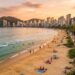 Mar azul e calçadão charmoso: a única praia do Brasil com padrão europeu ostenta 16 anos de prêmio internacional e o maior recorde do continente