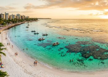 Águas cristalinas e piscinas naturais fizeram deste destino o famoso Caribe Brasileiro
