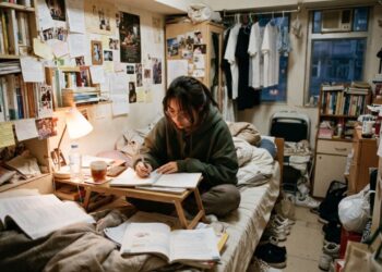 Quartos minúsculos e sem espaço para estudar? O método simples para verticalizar seu escritório hoje mesmo