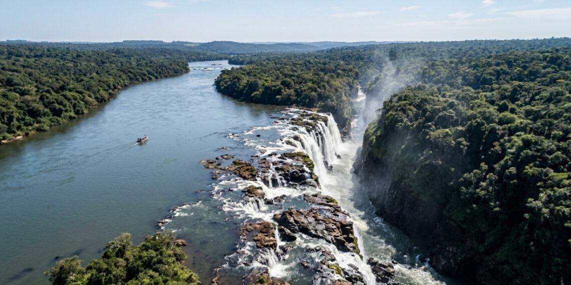 1.800 metros de queda paralela ao rio: a maior cachoeira longitudinal do mundo fica no noroeste gaúcho e é vizinha da Argentina