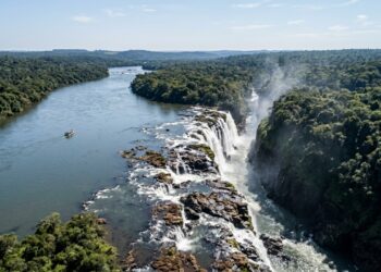 1.800 metros de queda paralela ao rio: a maior cachoeira longitudinal do mundo fica no noroeste gaúcho e é vizinha da Argentina