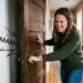 Pare de sofrer com o rangido agudo das portas da sua casa: o truque do grafite em pó que elimina o atrito das dobradiças de forma limpa e evita o acúmulo de sujeira nos pinos metálicos