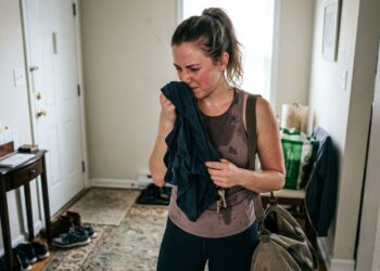 Roupas de academia fedidas nunca mais: aprenda o passo a passo para eliminar o suor impregnado nas fibras