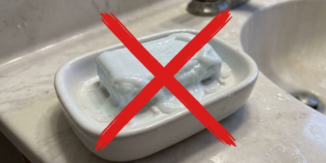 Diga adeus ao desperdício de sabonete que vira pasta: a base porosa na saboneteira garante que a barra se mantenha firme e seca
