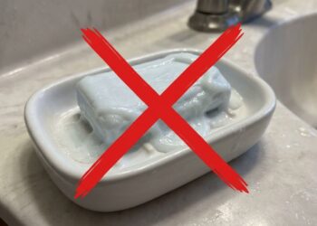 Diga adeus ao desperdício de sabonete que vira pasta: a base porosa na saboneteira garante que a barra se mantenha firme e seca