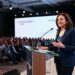 Frase do Dia de Sheryl Sandberg: "O sucesso não é sobre trabalhar mais horas. É sobre trabalhar de forma inteligente." Uma reflexão sobre produtividade e equilíbrio profissional