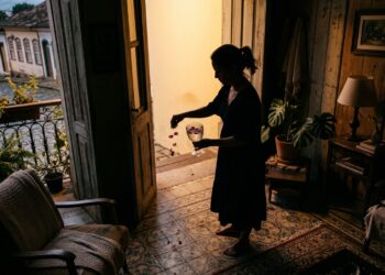 A frase que muitos sussurram ao espalhar água com pétalas de rosa vermelha para atrair amor e riqueza em dias difíceis