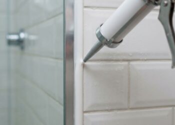 Cansado de ver pontos pretos no silicone do box? Veja como remover a vedação velha e aplicar um novo selante com acabamento profissional