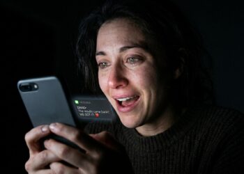 A neurociência revela por que uma simples mensagem de texto pode transformar nosso estado emocional em segundos