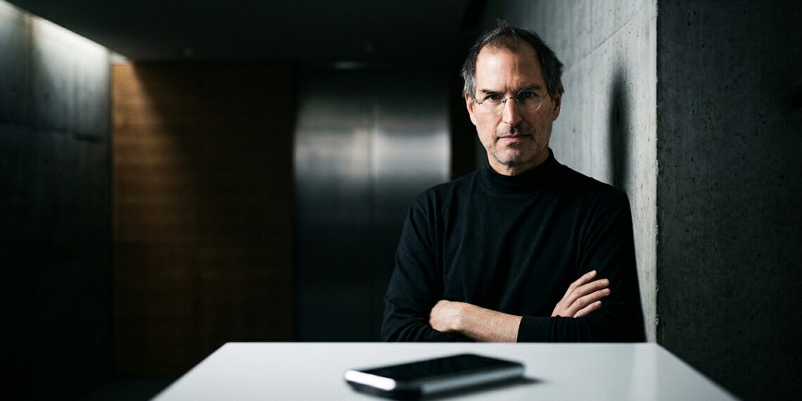 Frase de Steve Jobs no dia: "A qualidade é mais importante que a quantidade. Um Home Run é melhor que dois doubles." Uma reflexão sobre excelência e foco em tempos de sobrecarga
