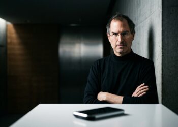 Frase de Steve Jobs no dia: "A qualidade é mais importante que a quantidade. Um Home Run é melhor que dois doubles." Uma reflexão sobre excelência e foco em tempos de sobrecarga