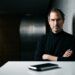 Frase de Steve Jobs no dia: "A qualidade é mais importante que a quantidade. Um Home Run é melhor que dois doubles." Uma reflexão sobre excelência e foco em tempos de sobrecarga