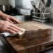 Como desinfetar tábuas de carne de madeira: o método natural que remove manchas profundas sem danificar as fibras do material