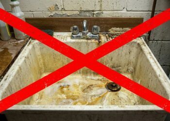 O truque eficiente com cloro diluído para desinfetar o tanque da lavanderia sem esforço e sem corrosão química