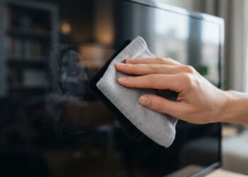 Como limpar a tela da TV ou do computador sem deixar marcas de gordura e sem correr o risco de manchar o display, segundo técnicos