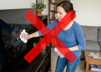 Não use álcool ou limpa-vidros em telas de TV e monitores: a maneira correta de higienizar displays com apenas água destilada e microfibra para evitar riscos permanentes e estufamento da película antirreflexo