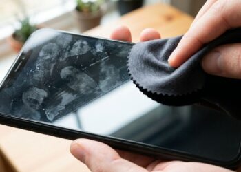 Pare de limpar o visor esfregando o celular na roupa: esse é o jeito certo de tirar a sujeira do dia a dia com movimentos suaves e sem estragar a tela