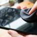 Pare de limpar o visor esfregando o celular na roupa: esse é o jeito certo de tirar a sujeira do dia a dia com movimentos suaves e sem estragar a tela