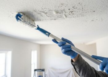 A estratégia rápida para eliminar o mofo e limpar a área do seu teto do banheiro de maneira prática
