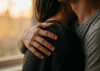 A neurofisiologia explica por que abraços prolongados reduzem o cortisol e aumentam a sensação de bem-estar.