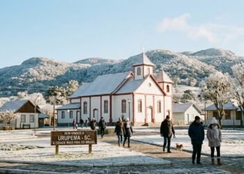 Cascatas que congelam no inverno e o título oficial de polo mais gelado do país: o refúgio catarinense nas alturas que fascina turistas em busca de temperaturas extremas