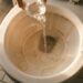 Antes de chamar um encanador, saiba o que vinagre + bicarbonato faz no seu vaso entupido